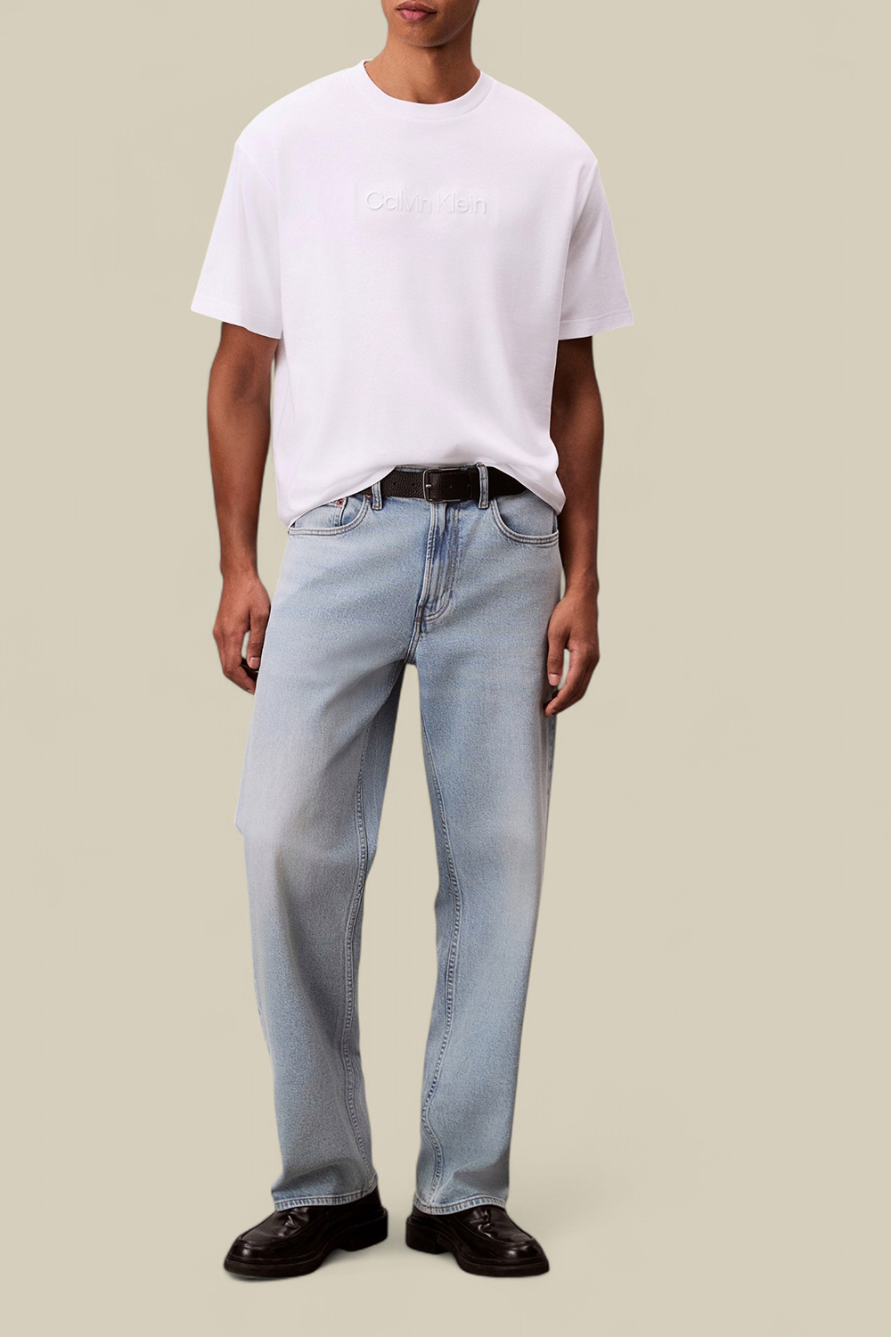 תמונת כל הלוק של חולצת טי